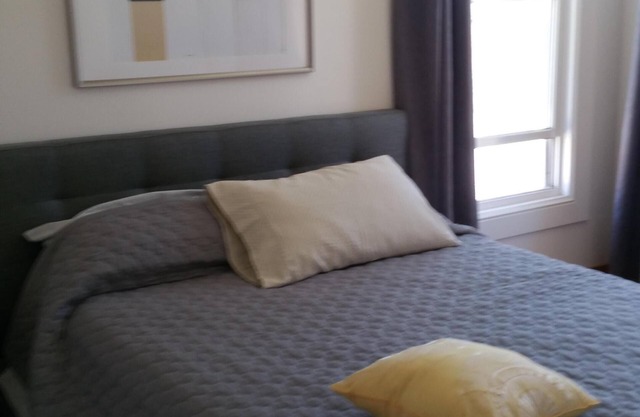 Top Floor Uptown 1-6 Guests 3BR 2BTH with Parking