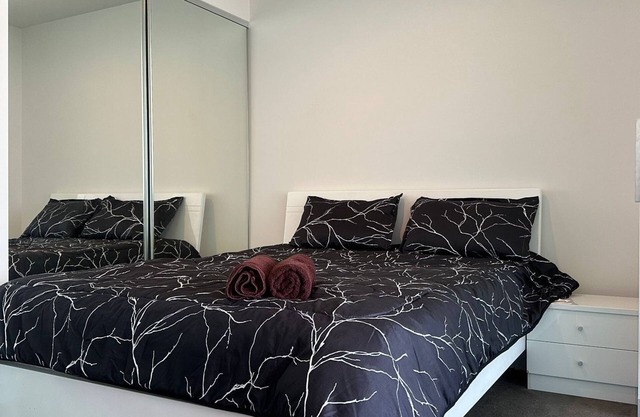 Top Level Apt. in Melb CBD w. Balcony City View; near Tram Stop & Train Stations