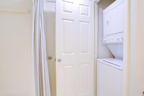 Top Location in Ballston - Pool & Gym Access