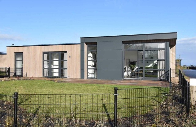 Top modern Chalet Sonnenblume with large garden on the IJsselmeer
