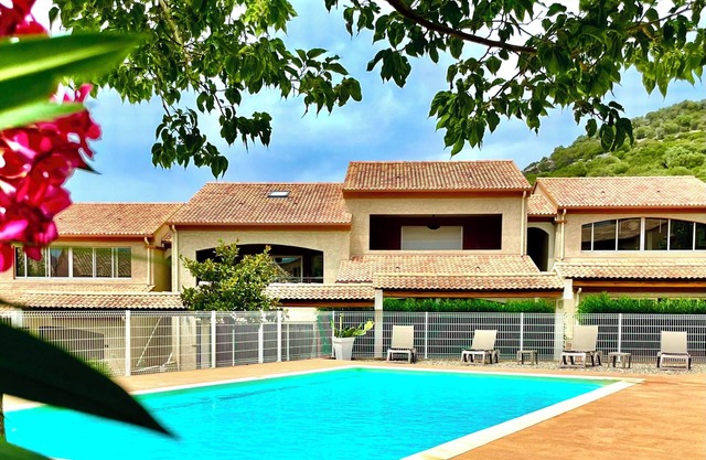 Top-of-the-range air-conditioned apartment for 4/6 people with secure swimming pool