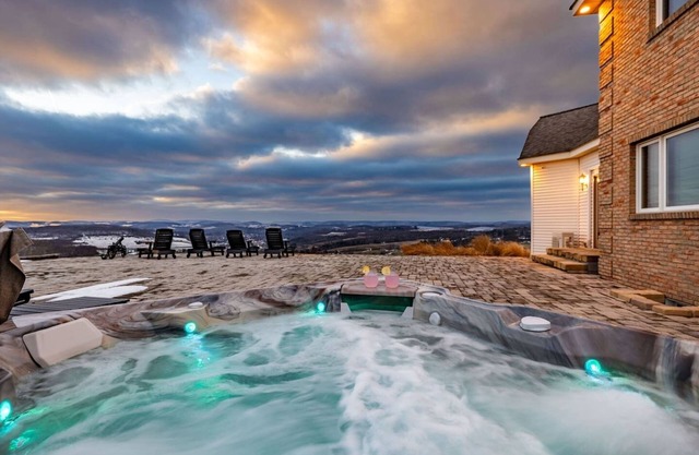 Top of the World Wellsboro -Spacious Home w/Pickleball, HOT TUB, Pond, A+ View!