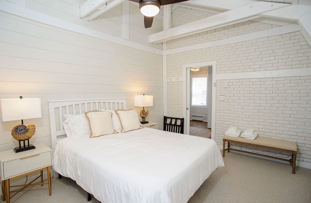 Top-Rated Vineyard Retreat: Hot Tub + Private Lambert’s Cove Beach Access!