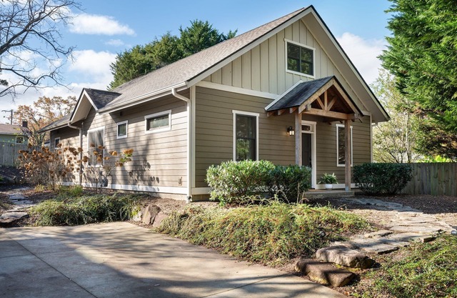 Top rated w/recent upgrades! Near Biltmore & downtown, fire pit, dog friendly