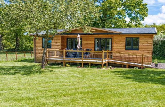 TOP STYLE ORCHARD, family friendly, with a garden in Hallow