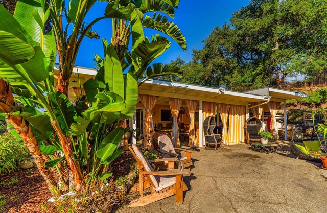 Topanga Dreaming 3 Bedroom House with Sauna Jacuzzi and Views
