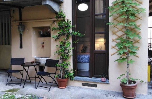 Toret guest house with quiet green internal courtyard