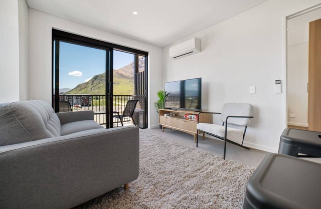 Toru Top Floor Apartment - Brand New & Convenient