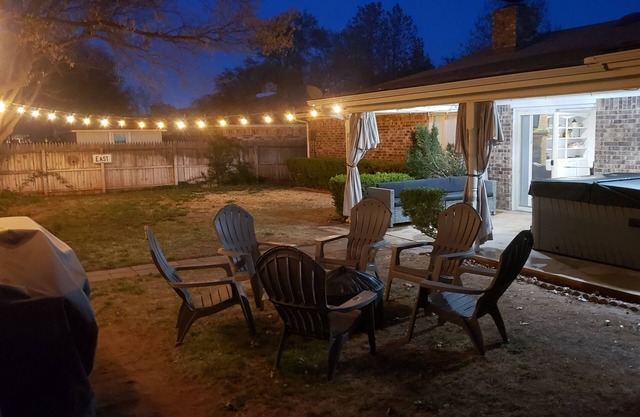 TOTAL PRIVACY & TOTALLY PRIVATE HOT TUB, 4 Bed, 3 Bath, 2 Car - SLEEPS 11+!