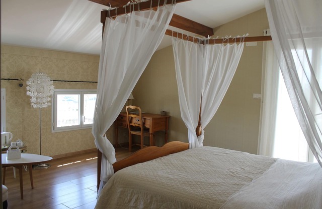 Tour D'ivoire guest room with outdoor pool and jacuzzi