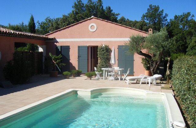Tourtour dans le Var en Provence .Maison 6 personnes, piscine,tennis.