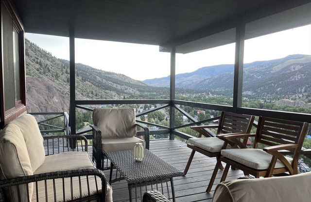 Tower House - Views in all directions! Newly Remodeled