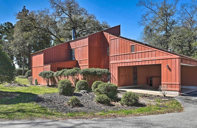 Townhome w/ Pool Access, 20 Mi to Dtwn Charleston!