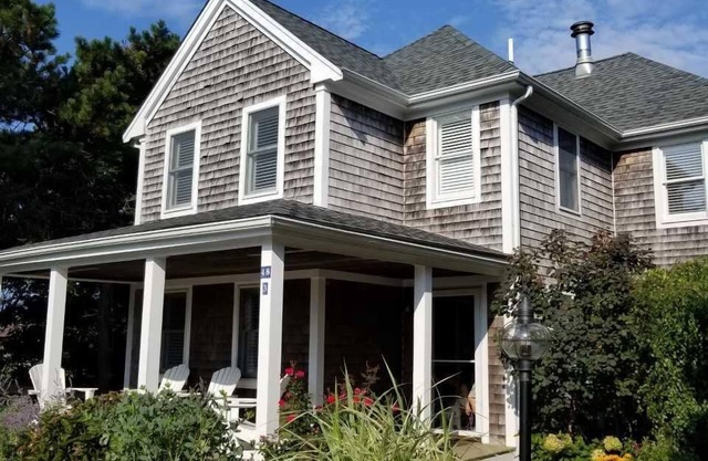 Townhouse 2 Bedrooms/2.5 Baths & 2 Private Parking Spaces