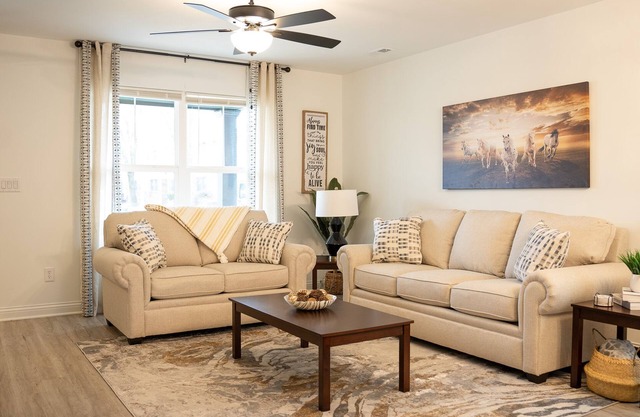 Townhouse mins to UofL & Churchill Downs/hot tub