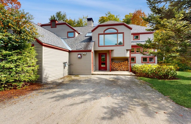 Townhouse w/hot tub, fireplace, shuttle, wifi, w/d, community sports club