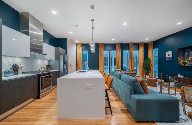 Townhouse w/Rooftop Getaway, Fire table & BBQ