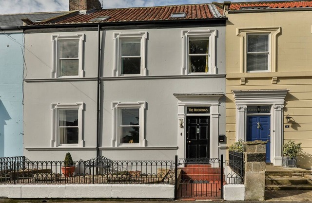 Townhouse Whitby, Sleeps 12, close beach/town, Parking. 4 baths, SkySports