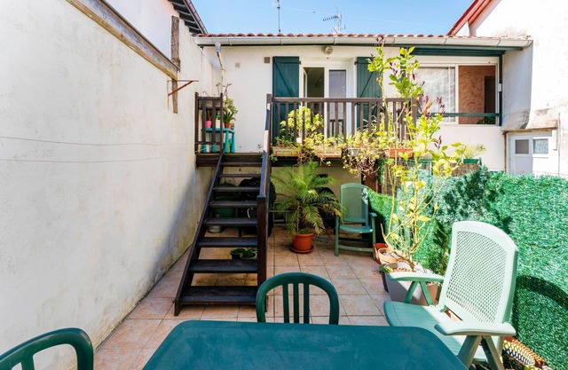 Townhouse with Private Courtyard, Close to Beach and Downtown Saint-Jean-de-Luz