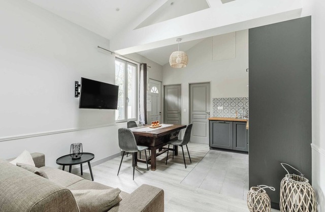 Townhouse with garden 100m from Place Morny