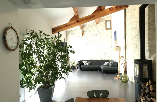 Très Grand Mazet Rénové Avec Jacuzzi et Grand Jardin