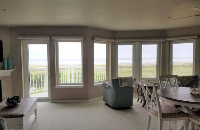 Tradewinds - 4th floor stunner inside and out