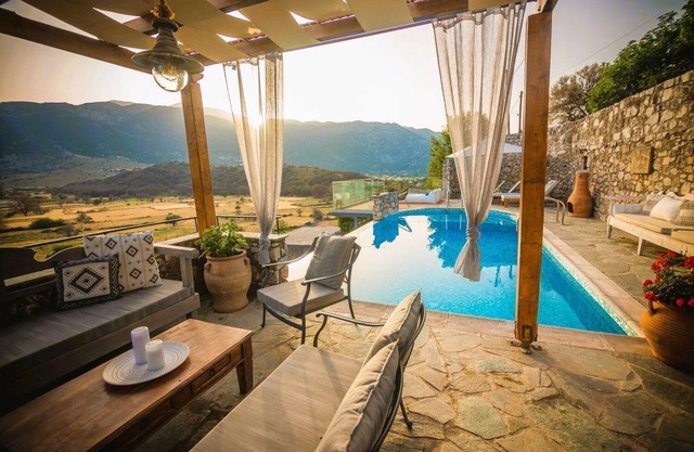 Traditional holiday villa "Askyfou" with pool