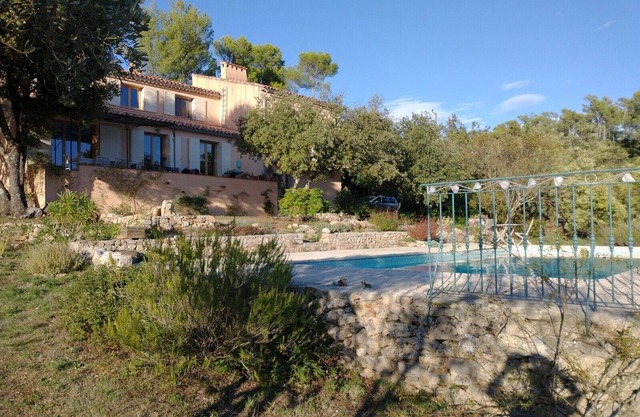 Traditional House With Garden And Pool