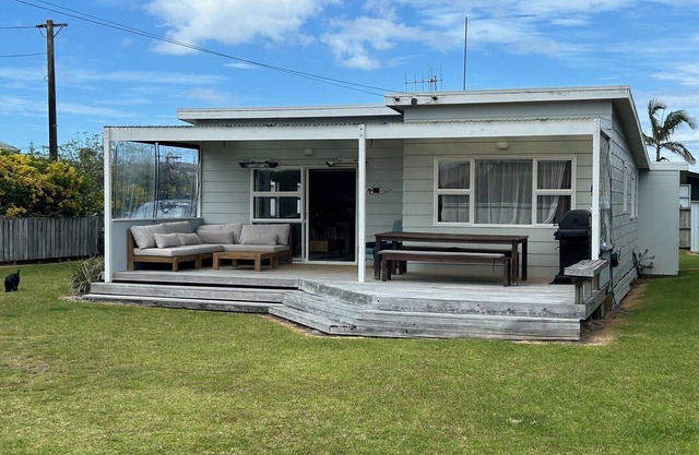 Traditional Kiwi Bach on large secure section, sleeps 12