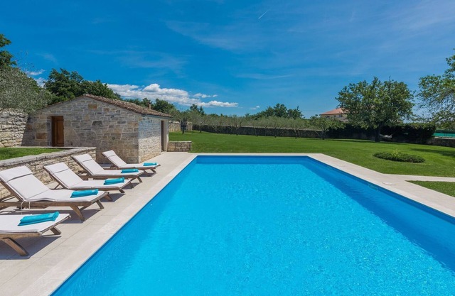 Traditional stone house for 10 people, large garden and pool, Sveti Lovrec