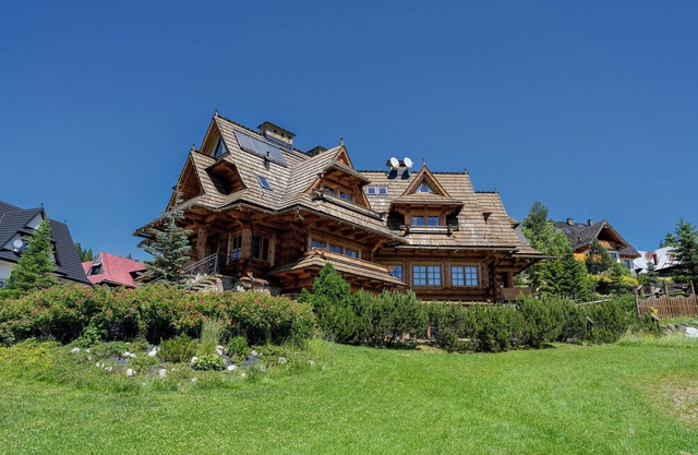 Traditional Wooden Villa with Breathtaking Views of the Tatra Mountains