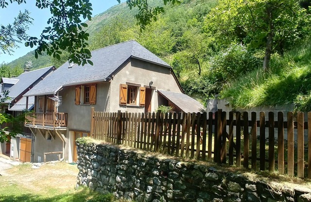 Traditionnal house, montain view, garden, calm, close to all amenities.