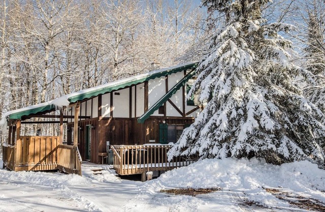 Trailside Home on Alpen Trail with Hot Tub & Allows Dogs