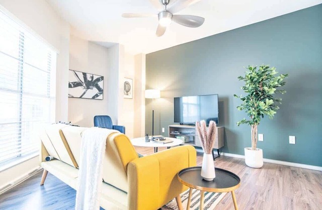 Tranquil 1BR King Suite | Pool, Parking & Gym 01