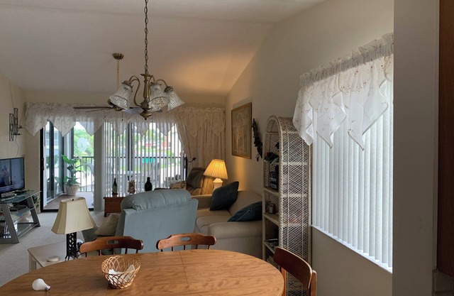 Tranquil 2-bedroom 2-bath condo in Cape Coral with AC, WiFi