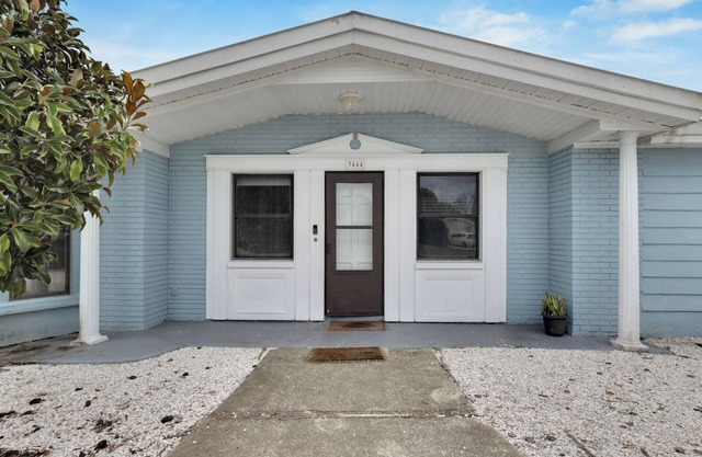 Tranquil 4-bedroom house near beaches