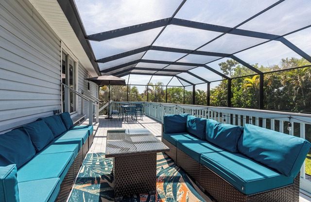 Tranquil 6-bedroom house with AC, heated pool, and plenty of space in Cape Coral