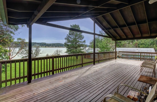 Tranquil Bayfront Home with Covered Deck & Large Lawn - Close to Beach
