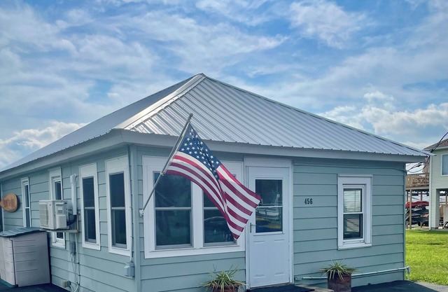 Tranquil Beach Cottage directly across from beach access-Pets & Children Welcome