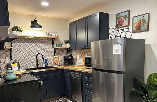 Tranquil Creekside Cottage with Pool, Wi-Fi, Creek, Hot TubnSmall Dogs Ok