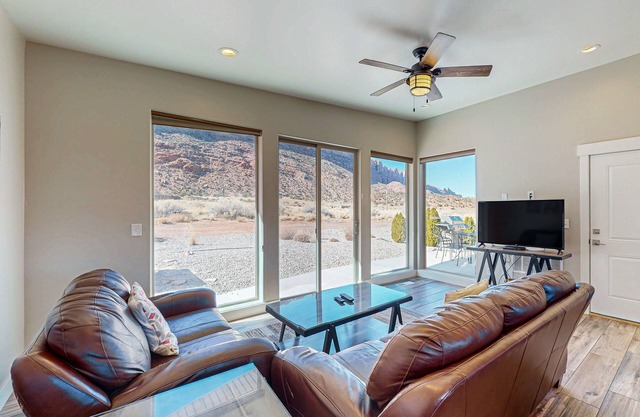 Tranquil desert home with private hot tub and great views - close to Arches