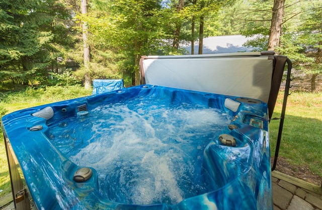 Tranquil Dreams: Lake Access, Hot Tub, Pool Table, Fire Pit, Fireplace