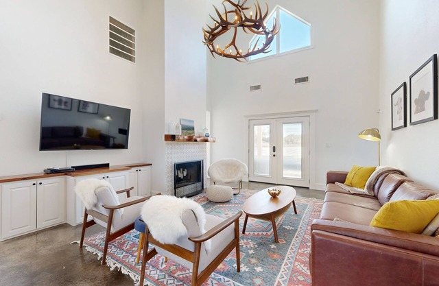 Tranquil farmstead with beautiful views of the country, fire pit, & cozy cottage
