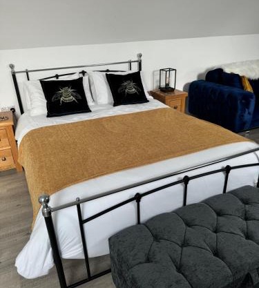 Tranquil loft apartment overlooking countryside