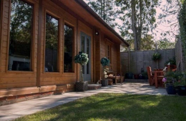 Tranquil log Cabin With Private Garden