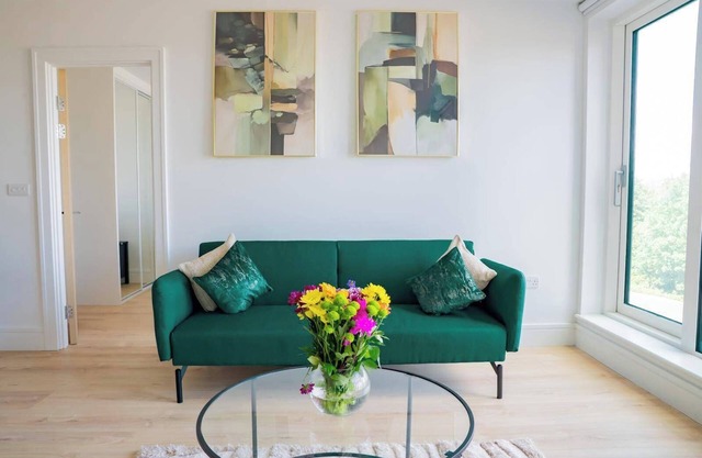 Tranquil London Apartment near Coombe Hill House