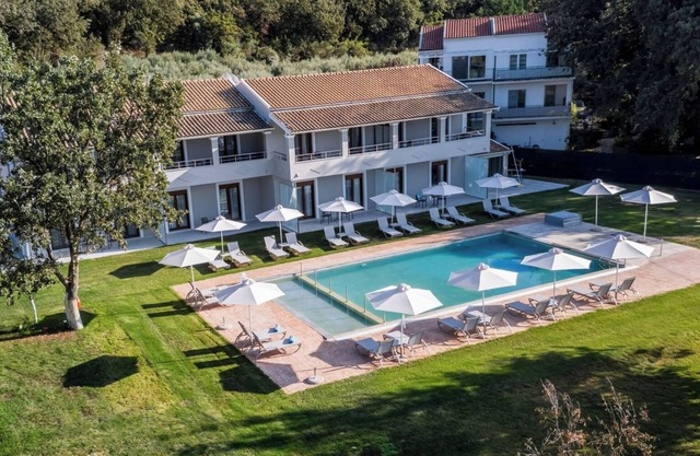 Tranquil Modern Apartments with Pool & Lush Garden close to the Beach and Resort