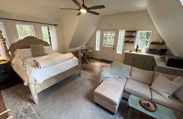 Tranquil Studio Amongst the Pines Near Redwood Highway - Pet Friendly!