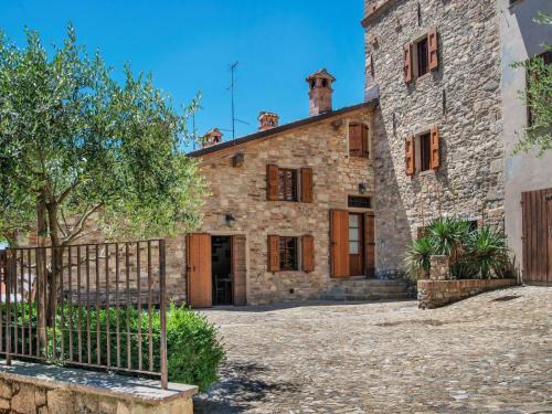 Tranquil Village Stay with Fireplace
