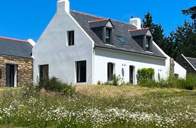 Tranquille maison contemporaine à 800 m de la mer, avec grand jardin proche des plages de sable fin.